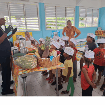 Des élèves découvrent les fruits locaux lors d'un atelier animé par le chef Gary Guizonne pendant la semaine du Goût. Photo : Riviera du levant.