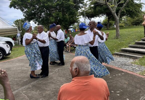 Le club des aînés « Espoirs de Vivre » anime la place du Calvaire au Gosier avec une prestation de quadrille dans le cadre de la Semaine bleue, lundi 6 octobre. Photo : Ici le Gosier
