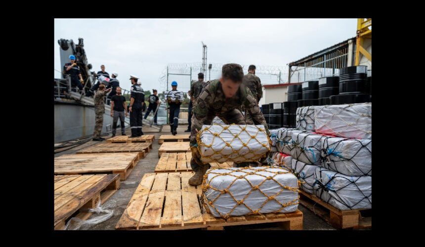 Les 7,056 kg de cocaïne saisis sur un navire de pêche sans pavillon dans la zone Antilles le 6 octobre 2025 sont débarqués par la Marine nationale au port de Fort-de-France. Photo : Forces armées aux Antilles