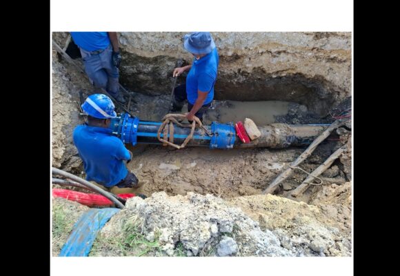 Des agents du SMGEAG interviennent sur une rupture de canalisation aux Abymes, le 30 octobre 2025. Photo : SMGEAG
