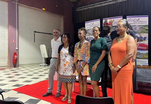 Jocelyne Daril directrice des affaires culturelles de Cap excellence (au centre), Francesca Faithful élue à la culture (à gauche), le 21 novembre après la conférence de presse de présentation de la programmation du festival Îlo jazz qui se tiendra du 30 novembre au 7 décembre. Photo : Le Courrier de Guadeloupe