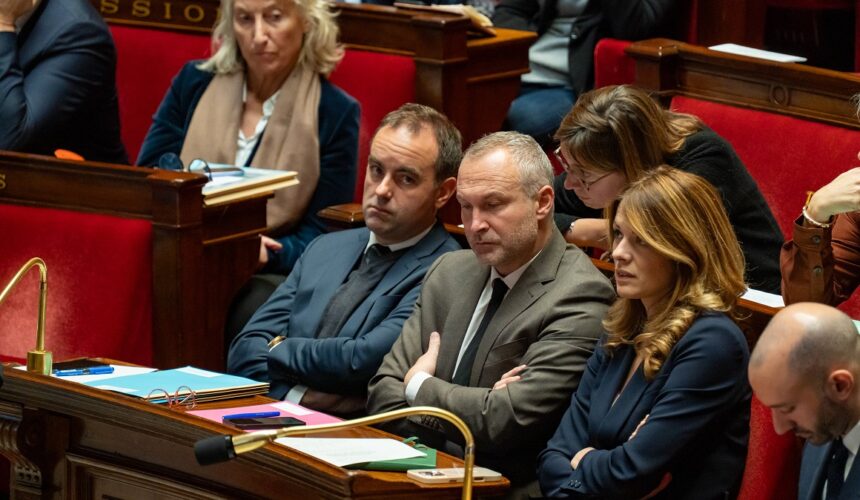 Le Premier ministre Sébastien Lecornu et sa ministre des Comptes publics Amélie de Montchalin qui lui parle à l’oreille lors de la séance des questions au gouvernement dans l'hémicycle de l'Assemblée nationale, le 12 novembre 2025. Photo : Arnaud Vilette / Sipa