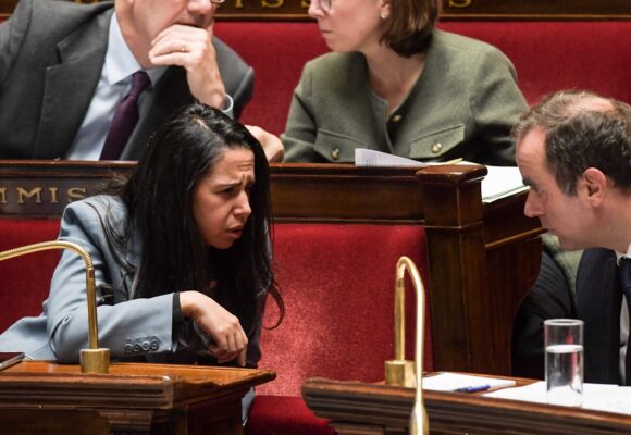 Naima Moutchou (ministre des Outre-mer) et Sébastien Lecornu (Premier ministre) à l’Assemblée nationale lors de la déclaration de politique générale de Sébastien Lecornu le 14 octobre 2025. Photo : Isa Harsin / Sipa