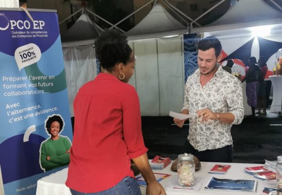 16 novembre 2022, le financeur de formation « Opco Entreprises de proximité » tient un stand au Village de la Route du Rhum pour promouvoir l'alternance et la formation professionnelle auprès des jeunes, des parents et des entreprises. Photo : Opco des Entreprises de Proximité