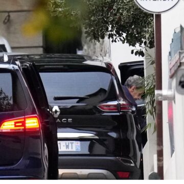 L'ancien président de la République Nicolas Sarkozy quitte sa voiture en arrivant à son domicile après sa libération de prison, lundi 10 novembre 2025 à Paris. Photo : Christophe Ena / AP / Sipa