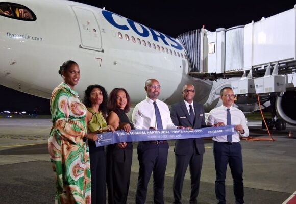 Sur le tarmac de l'aéroport de Guadeloupe, les officiels célèbrent l'inauguration du nouveau vol direct Corsair entre Nantes et Pointe-à-Pitre le 16 décembre 2025. Photo : DR