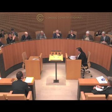 Lors de la séance du 5 décembre 2025, le Conseil constitutionnel examine la question prioritaire de constitutionnalité (QPC) transmise par la Cour de cassation dans le cadre de l’affaire Pancrel, qui a abouti à l'encadrement de l'exécution provisoire des peines d’inéligibilité. Photo: Capture écran Conseil constitutionnel