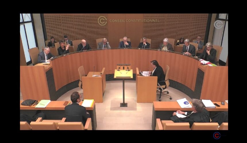 Lors de la séance du 5 décembre 2025, le Conseil constitutionnel examine la question prioritaire de constitutionnalité (QPC) transmise par la Cour de cassation dans le cadre de l’affaire Pancrel, qui a abouti à l'encadrement de l'exécution provisoire des peines d’inéligibilité. Photo: Capture écran Conseil constitutionnel