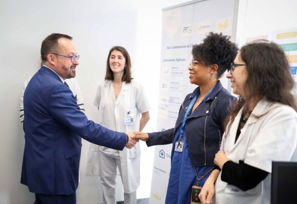 Yannick Neuder, ministre chargé de la Santé et de l'accès aux soins, à l'hôpital Foch pour inaugurer l'Institut de la santé de la femme et de la fertilité. Suresnes, le 10 avril. Photo : Seba / Sipa