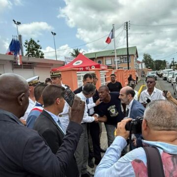 Le ministre de l’Intérieur Bruno Retailleau échange avec un riverain le 30 août lors de l'inauguration de la première brigade de quartier guadeloupéenne, à Sainte-Rose. Photo : Ville de Sainte-Rose 971