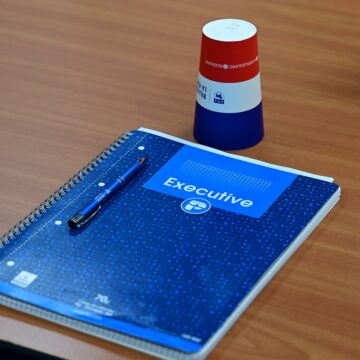 Photo d’illustration de l’agenda d’un cadre à la table d’une réunion de travail. Romain Doucelin / Sipa