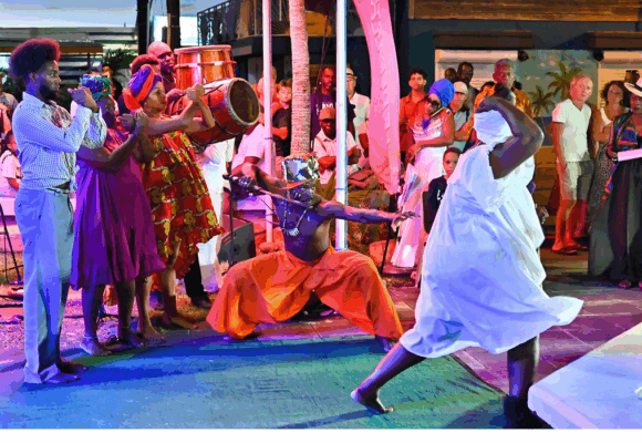 Le corps en mouvement des danseurs et l'énergie du gwoka des tanbouyé à Gloriyé gwoka. Photo : Département Guadeloupe