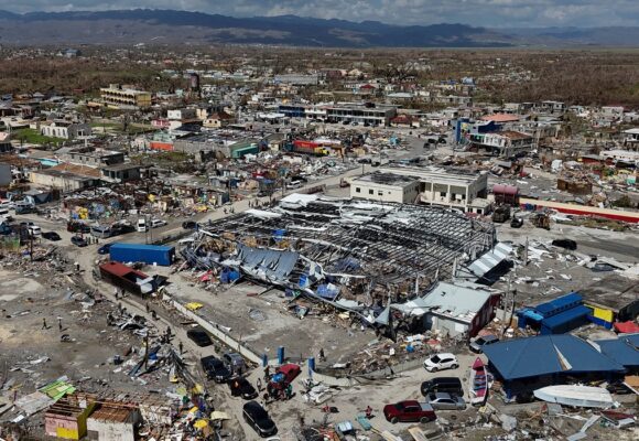 Une vue aérienne de Black River, en Jamaïque, jeudi 30 octobre 2025, après le passage de l'ouragan Melissa. Photo : AP/Matias Delacroix/ Sipa