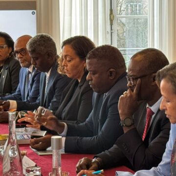 La délégation d'élus guadeloupéens en réunion au ministère des Outre-mer à Paris, le 19 décembre. L'entretien avec la ministre a mis en lumière les profondes divisions sur le projet d'évolution institutionnelle de l'archipel.