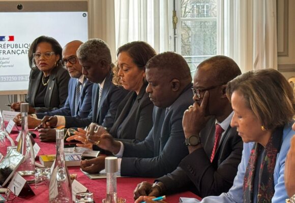 La délégation d'élus guadeloupéens en réunion au ministère des Outre-mer à Paris, le 19 décembre. L'entretien avec la ministre a mis en lumière les profondes divisions sur le projet d'évolution institutionnelle de l'archipel.