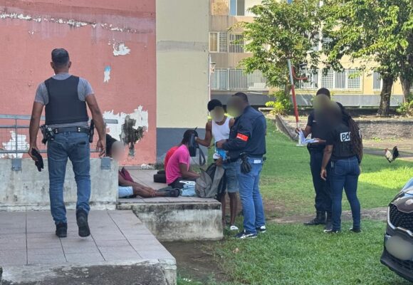 Opération de sécurisation aux abords d'un établissement scolaire à Capesterre Belle-Eau, vendredi 19 décembre 2025. La Police nationale « renforce sa présence » et « dialogue avec les équipes éducatives » pour « garantir la sécurité des élèves, du personnel et des familles en cette période de fin d'année ». Photo : Police nationale de Guadeloupe