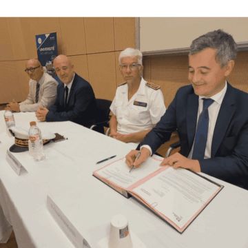 Le ministre de la Justice Gérald Darmanin signe la lettre d'engagement pour la création d'une prépa-Talents à l'École nationale de la magistrature (ENM) à l'université des Antilles, le 8 décembre à Saint-Claude. Une première en Outre-mer pour corriger la sous-représentation des magistrats ultramarins. Photo : DR