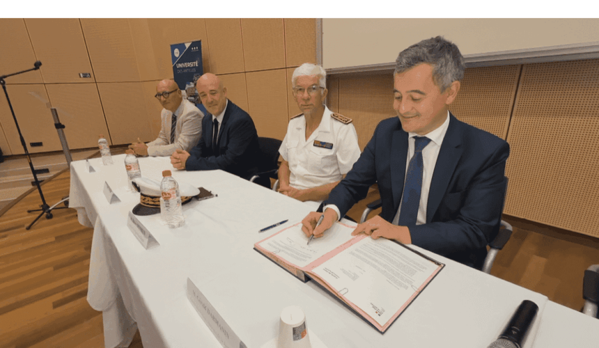 Le ministre de la Justice Gérald Darmanin signe la lettre d'engagement pour la création d'une prépa-Talents à l'École nationale de la magistrature (ENM) à l'université des Antilles, le 8 décembre à Saint-Claude. Une première en Outre-mer pour corriger la sous-représentation des magistrats ultramarins. Photo : DR