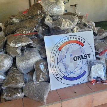Saisie de stupéfiants dans le sud de la Guadeloupe, novembre 2025. Les ballots de cannabis et de cocaïne, ici disposés après leur interception, provenaient d'une filière active entre la Dominique et la Guadeloupe. Photo : Police nationale de Guadeloupe