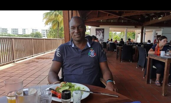 Cette photo non datée et non localisée, remise par la famille de Steeve Rouyar et obtenue le 8 septembre 2025, montre le ressortissant français Steeve Rouyar, arrêté au Togo après avoir été accusé de participation à des manifestations anti-gouvernementales. Photo : Handout / Steeve Rouyar's family / AFP