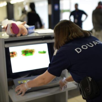 Le service des Douanes installe un contrôle aux arrivées de l'aéroport d’Orly pour tenter d'intercepter des mules, ces hommes et ces femmes qui ingèrent des ovules de cocaïnes provenant de Guyane à destination de l'Europe. Photo : Jérôme Mars / JDD / Sipa