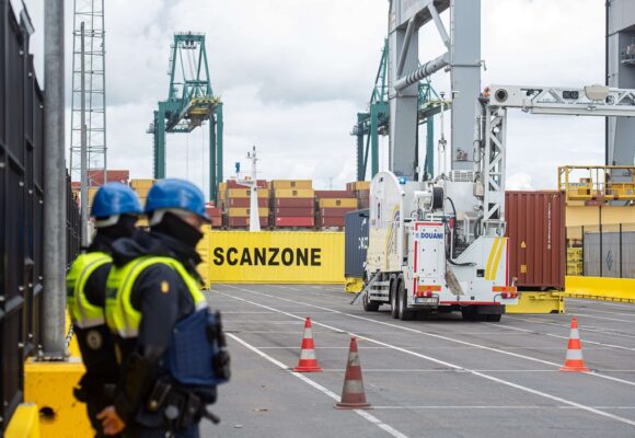Un scanner utilisé pour inspecter les conteneurs est présenté lors d'un point presse de l'administration des douanes concernant les saisies de drogue du premier semestre 2025 au port d'Anvers en Belgique, lundi 07 juillet 2025 à Doel. Photo : Shutterstock / Sipa