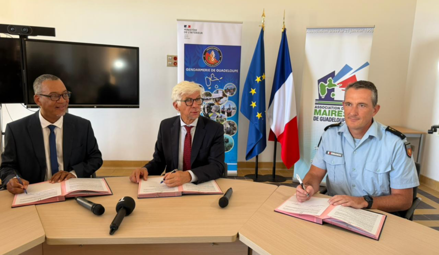 Signature de la convention entre la gendarmerie nationale et l’Association des Maires de Guadeloupe présidée par Jocelyn Sapotille, ce mardi 13 janvier à Basse-Terre, sous l’égide du préfet Thierry Devimeux. Photo : Préfecture de Guadeloupe