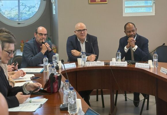 Bruno Bonnell, secrétaire général pour l'investissement France 2030 (au centre), lors de sa visite en Guadeloupe le 22 janvier, à la rencontre des porteurs de projets. Photo : Préfecture de Guadeloupe