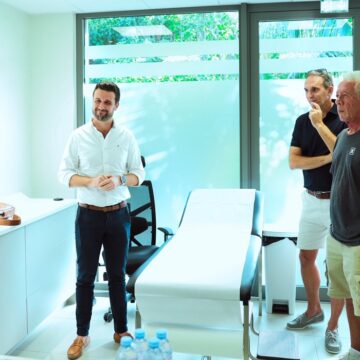 Xavier Lédée, président du Conseil territorial de Saint-Barthélemy (à gauche), et Yohan Adam, vice-président de l'Association des hôtels et villas, à la Maison de la Santé mardi 25 février pour la signature du renouvellement de la convention de partenariat pour l'hébergement des médecins. Photo : Collectivité de Saint-Barthélemy Officiel