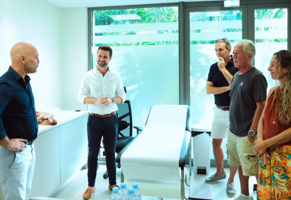Xavier Lédée, président du Conseil territorial de Saint-Barthélemy (à gauche), et Yohan Adam, vice-président de l'Association des hôtels et villas, à la Maison de la Santé mardi 25 février pour la signature du renouvellement de la convention de partenariat pour l'hébergement des médecins. Photo : Collectivité de Saint-Barthélemy Officiel