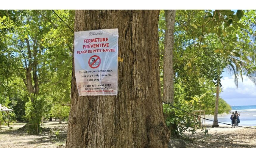 Le panneau de fermeture de la plage de Petit-Havre au au Gosier, en avril 2025. La baignade y a été interdite en raison d'une pollution liée au dysfonctionnement de l'assainissement. Photo : Ici le Gosier
