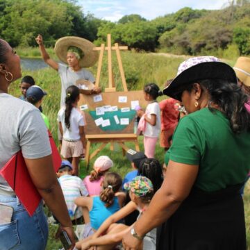 Matinée de sensibilisation pour les enfants de Saint-François au marais de la Pointe Gros-Bœuf, mardi 10 février. Au programme : découverte des zones humides et de leur importance. Photo : Office de l'Eau Guadeloupe