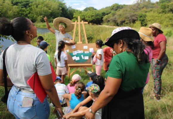 Matinée de sensibilisation pour les enfants de Saint-François au marais de la Pointe Gros-Bœuf, mardi 10 février. Au programme : découverte des zones humides et de leur importance. Photo : Office de l'Eau Guadeloupe