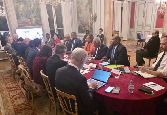 Paris, lundi 9 février 2026. La ministre des Outre-mer réunissait les élus guadeloupéens pour avancer sur l'évolution statutaire et institutionnelle. Bilan : un consensus introuvable, un projet de référendum sur l’adoption de l’article 74 de la Constitution et une classe politique plus divisée que jamais. Photo : DR