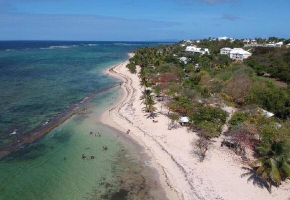 Vue aérienne de la plage de l'autre bord au Moule. Photo: DR