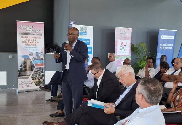 Le maire de Pointe-à-Pitre, Harry Durimel (micro), et le préfet de la région, Thierry Devimeux, lors du séminaire consacré au Renouvellement urbain de Cap excellence les 30 et 31 janvier 2026 au Mémorial acte. Photo : Ville de Pointe-à-Pitre