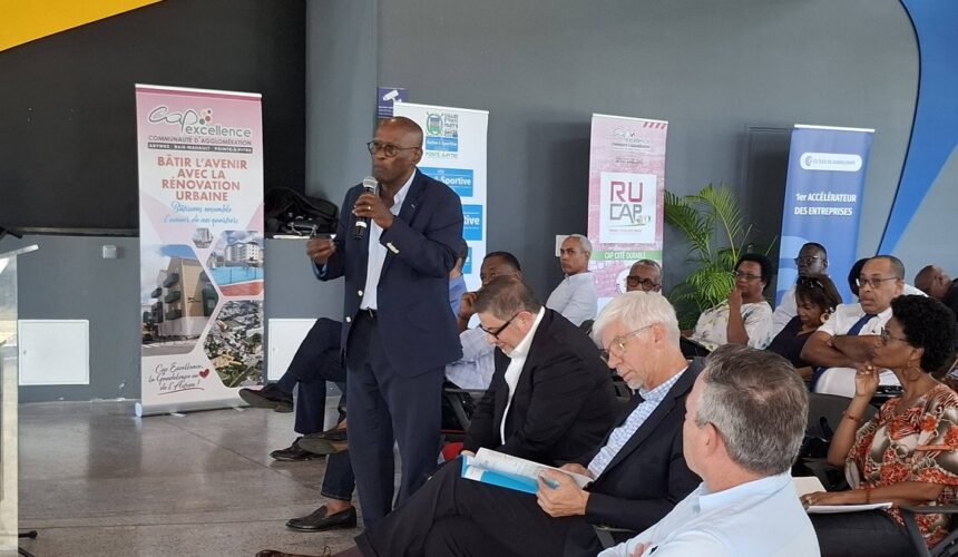 Le maire de Pointe-à-Pitre, Harry Durimel (micro), et le préfet de la région, Thierry Devimeux, lors du séminaire consacré au Renouvellement urbain de Cap excellence les 30 et 31 janvier 2026 au Mémorial acte. Photo : Ville de Pointe-à-Pitre