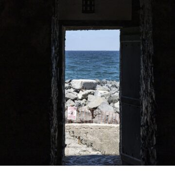 La « porte du non retour » photographiée à la Maison des Esclaves sur l'île de Gorée à Dakar, le 26 mars 2026. L'île de Gorée au Sénégal, symbole de la traite négrière, d'où les esclaves africains étaient acheminés vers les Amériques pendant plusieurs siècles. L'Assemblée générale de l'ONU a désigné le 25 mars 2026 la traite transatlantique des esclaves africains comme "le crime le plus grave contre l'humanité", une décision saluée par les défenseurs de cette cause comme un pas vers la réconciliation et d'éventuelles réparations. Photo : Patrick Meinhardt / AFP.