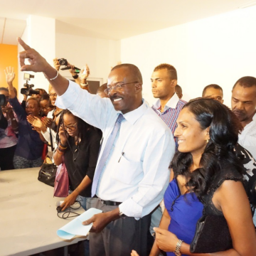 Ary Chalus avec sa compagne Francette Gourdine-Bachou, à l’issue de l’élection régionale qu’il remporte en 2015. Photo : Le Courrier de Guadeloupe