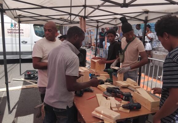 Le 17 mars à Bas-du-Bourg à Basse-Terre, sur l'établi du bricobus la fabrication de jardinières illustre les ateliers de mai destinés à remobiliser vers l'emploi pour des publics éloignés du marché du travail. Photo : Ville de Basse-Terre.
