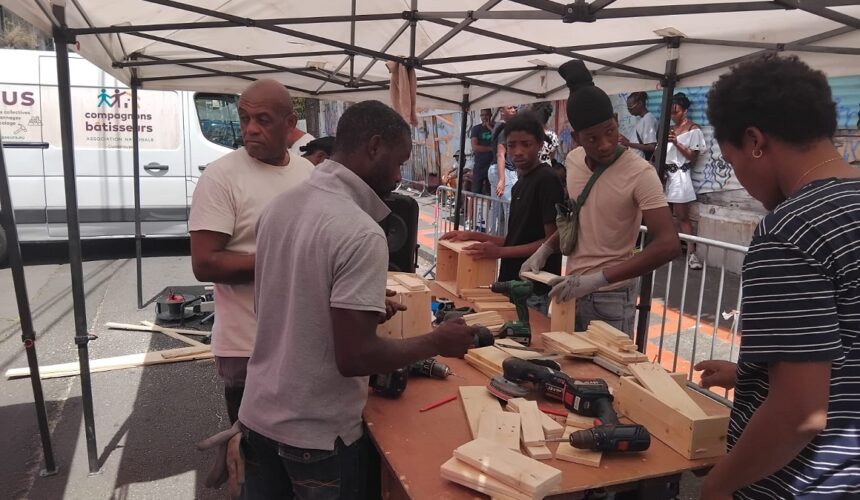 Le 17 mars à Bas-du-Bourg à Basse-Terre, sur l'établi du bricobus la fabrication de jardinières illustre les ateliers de mai destinés à remobiliser vers l'emploi pour des publics éloignés du marché du travail. Photo : Ville de Basse-Terre.