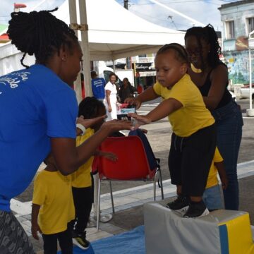 Dans l'atelier du saut dans le vide, un tout-petit expérimente l'équilibre entre peur et confiance, place Gerty Archimède, Morne-à-l’Eau, semaine de la petite enfance. Photo : Ville de Morne à l'eau