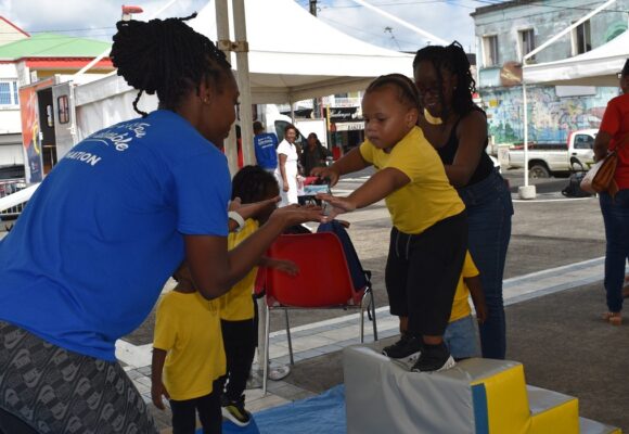 Dans l'atelier du saut dans le vide, un tout-petit expérimente l'équilibre entre peur et confiance, place Gerty Archimède, Morne-à-l’Eau, semaine de la petite enfance. Photo : Ville de Morne à l'eau