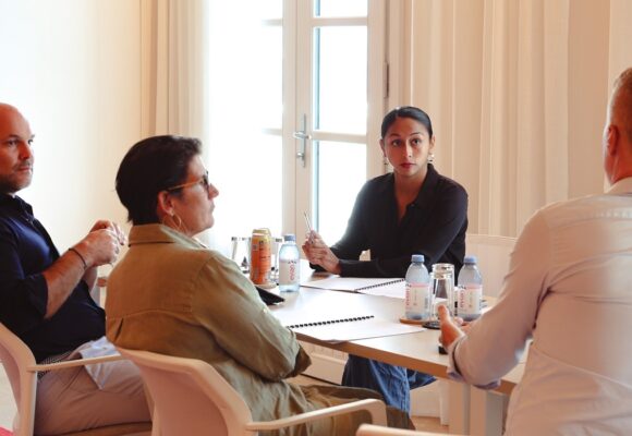 Lundi 16 mars 2026, les membres du conseil économique, social, culturel et environnemental de Saint-Barthélemy présentent leur rapport sur la culture. A gauche, Xavier Lédée président du conseil territorial de Saint-Barthélemy, à droite Alexandra Questel présidente du comité territorial du tourisme de Saint -Barthélemy. Photo : Collectivité Saint-Barthélemy