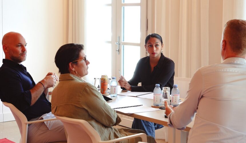 Lundi 16 mars 2026, les membres du conseil économique, social, culturel et environnemental de Saint-Barthélemy présentent leur rapport sur la culture. A gauche, Xavier Lédée président du conseil territorial de Saint-Barthélemy, à droite Alexandra Questel présidente du comité territorial du tourisme de Saint -Barthélemy. Photo : Collectivité Saint-Barthélemy