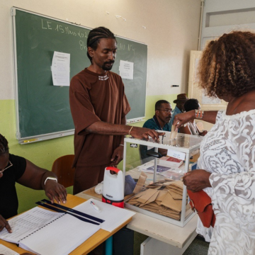 À l’intérieur d’un bureau de vote lors des élections municipales au Gosier le 15 mars 2026. Photo : Astrid Lagougine / Hans Lucas via AFP