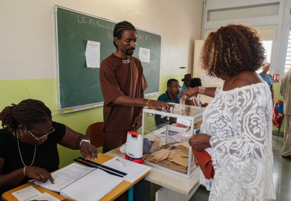 À l’intérieur d’un bureau de vote lors des élections municipales au Gosier le 15 mars 2026. Photo : Astrid Lagougine / Hans Lucas via AFP