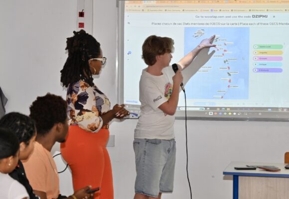 Des élèves du Lycée de Baimbridge aux Abymes lors d’une intervention de l'l’Organisation des États de la Caraïbe orientale dans les classes pour sa mission de sensibilisation à l’unité caribéenne. Photo : OECO