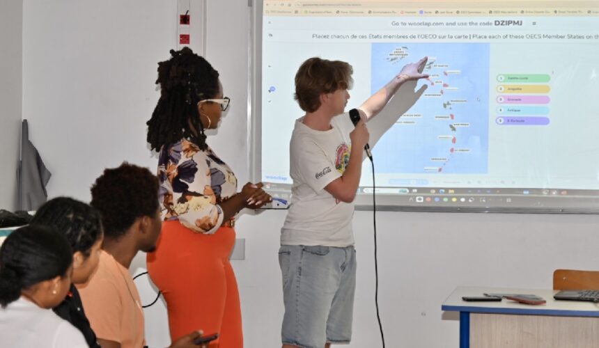 Des élèves du Lycée de Baimbridge aux Abymes lors d’une intervention de l'l’Organisation des États de la Caraïbe orientale dans les classes pour sa mission de sensibilisation à l’unité caribéenne. Photo : OECO