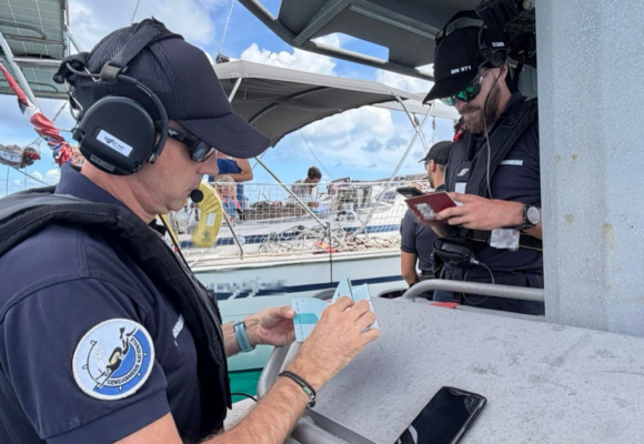 Une opération inter-administrations de contrôles approfondis de lutter contre la criminalité organisée pour détecter toute infraction grave liée aux stupéfiants, aux armes, à la contrebande et à l’immigration irrégulière sont menées à Marie-Galante et dans le canal de la Dominique mercredi 25 mars 2026, en présence du préfet de Guadeloupe. Photo : préfecture de Guadeloupe.